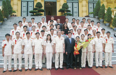 Chủ tịch nước Trương Tấn Sang gặp mặt các thanh niên công an tiêu biểu năm 2011